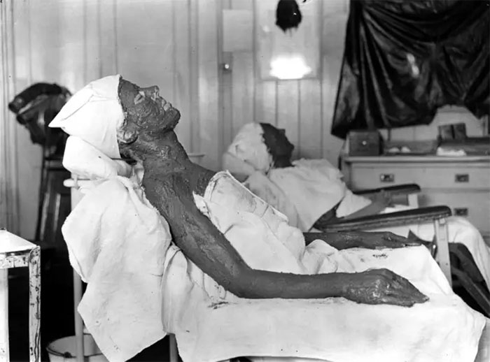 A Woman Having Kemolite Mud Treatment At A Beauty Parlour, 1922