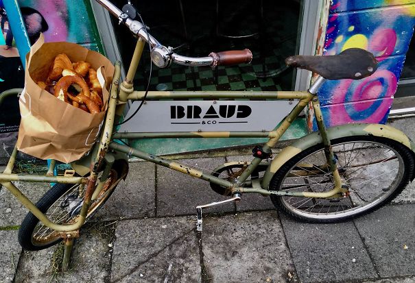 Every Day After Closing, This Local Bakery Leaves Out A Bag Of Their Unsold Pastries That People Can Take From Freely Instead Of Throwing Them Away And Make Unnecessary Waste