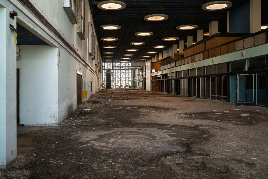 Huge Hall With Natural Light From The Top