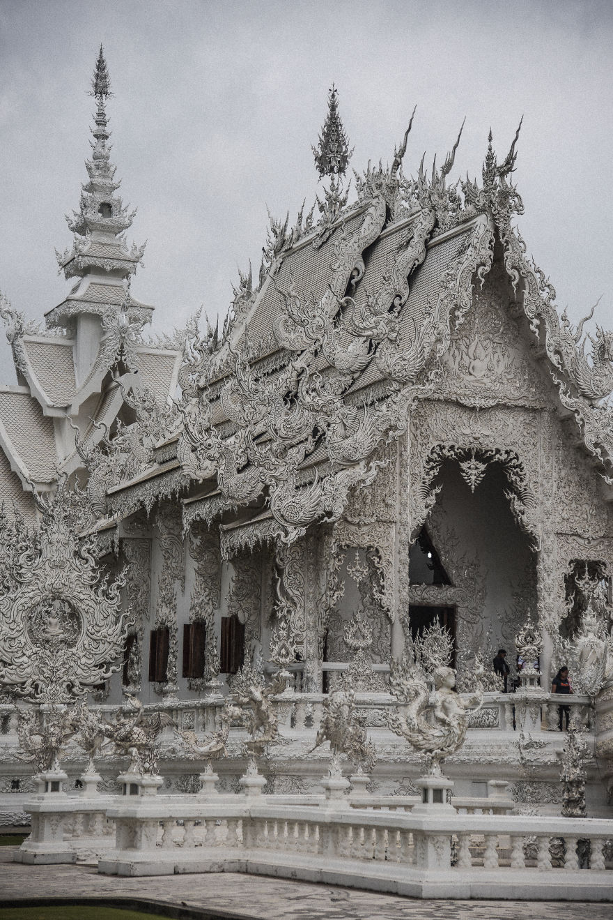 This White Temple In Thailand Is Both Heaven And Hell