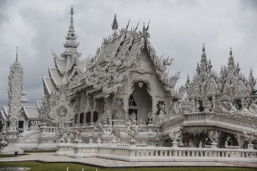 This White Temple In Thailand Is Both Heaven And Hell