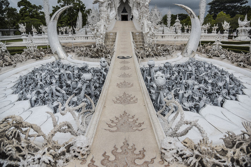 This White Temple In Thailand Is Both Heaven And Hell