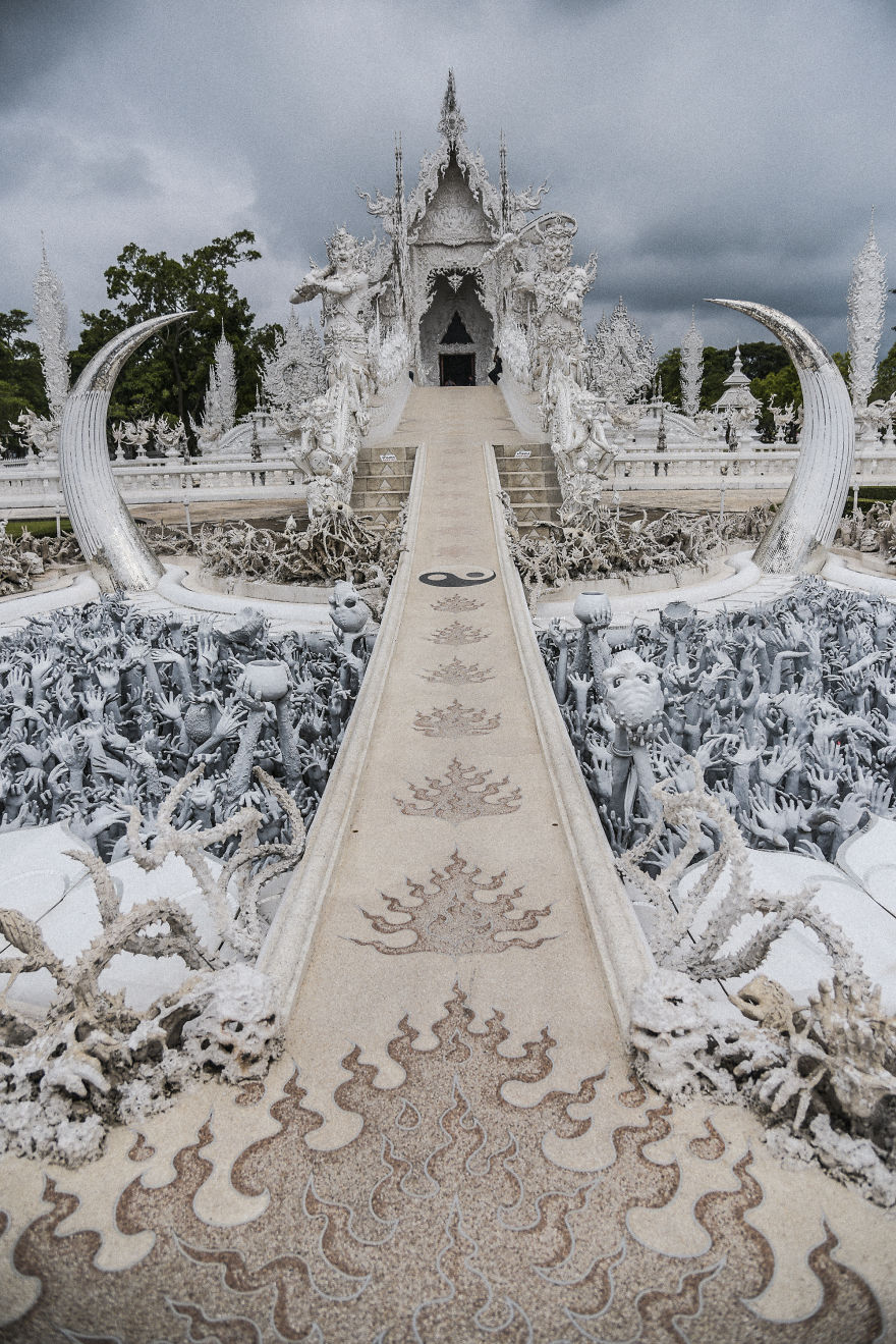This White Temple In Thailand Is Both Heaven And Hell