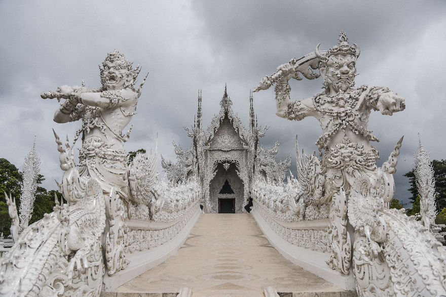 This White Temple In Thailand Is Both Heaven And Hell