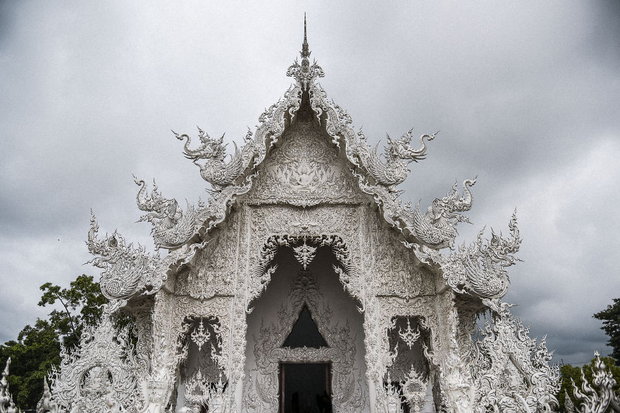 This White Temple In Thailand Is Both Heaven And Hell