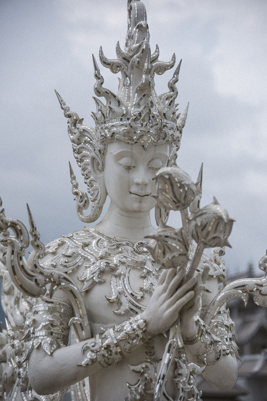 This White Temple In Thailand Is Both Heaven And Hell