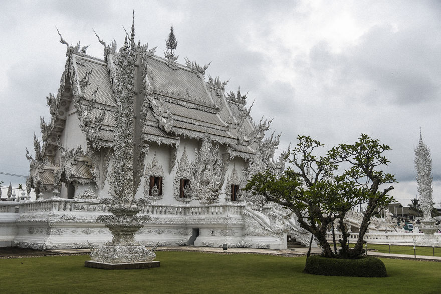 This White Temple In Thailand Is Both Heaven And Hell
