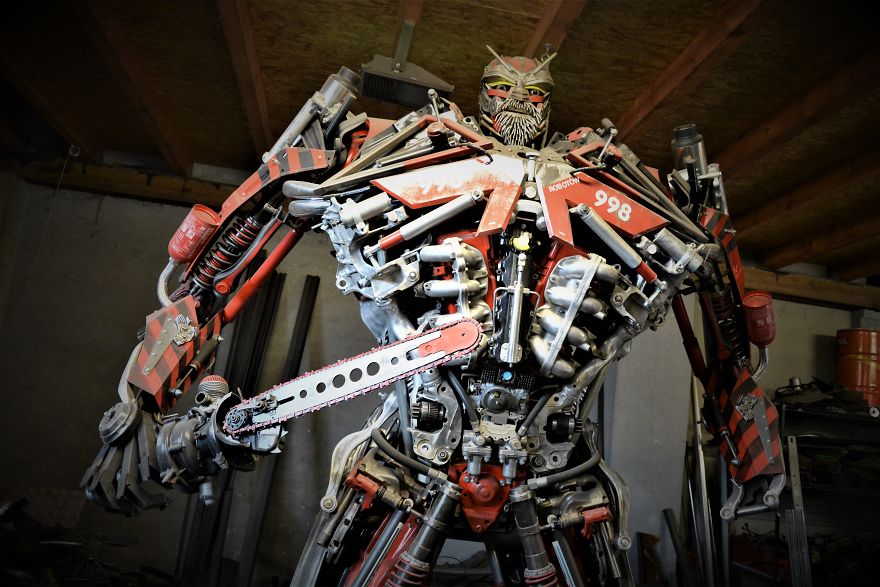 Polish Artist Creates Popular Sci-Fi Characters From Scrap Metal