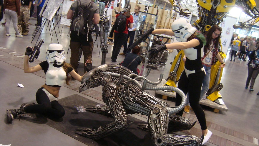 Polish Artist Creates Popular Sci-Fi Characters From Scrap Metal