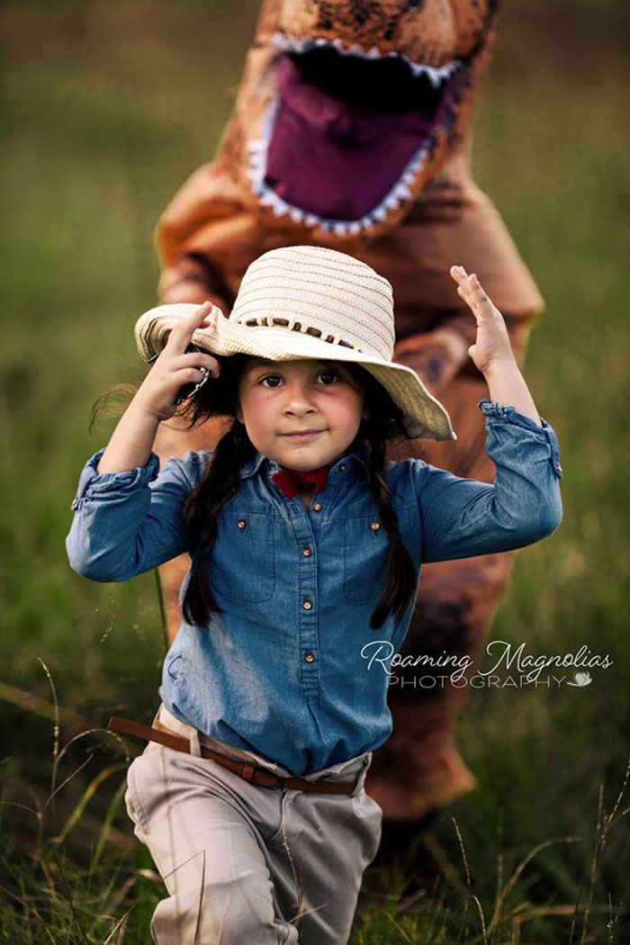 Internet Is Laughing At These Family Pics After Mom Lets Autistic Son Wear T-Rex Suit As He Hates Being Photographed Internet Is Laughing At These Family Pics After Mom Lets Autistic Son Wear T-Rex Suit As He Hates Being Photographed