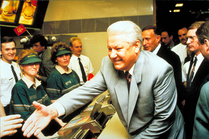The First McDonald's In Moscow Opened In 1990, And These 27 Pics Show How Insane It All Was