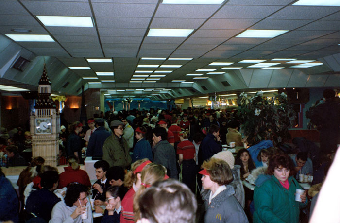 The First McDonald's In Moscow Opened In 1990, And These 27 Pics Show How Insane It All Was