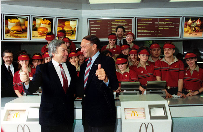 The First McDonald's In Moscow Opened In 1990, And These 27 Pics Show How Insane It All Was