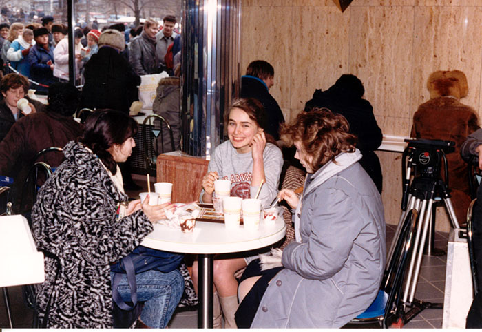 The First McDonald's In Moscow Opened In 1990, And These 27 Pics Show How Insane It All Was The First McDonald's In Moscow Opened In 1990, And These 27 Pics Show How Insane It All Was