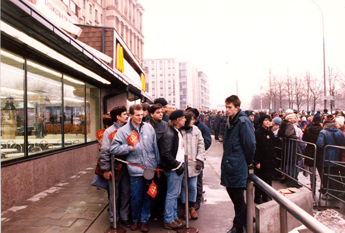 The First McDonald's In Moscow Opened In 1990, And These 27 Pics Show How Insane It All Was