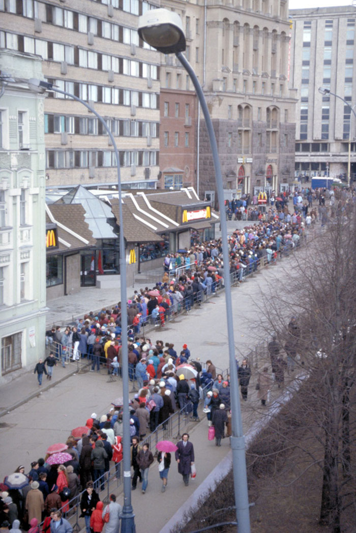 The First McDonald's In Moscow Opened In 1990, And These 27 Pics Show How Insane It All Was The First McDonald's In Moscow Opened In 1990, And These 27 Pics Show How Insane It All Was
