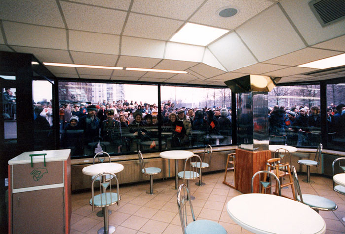 The First McDonald's In Moscow Opened In 1990, And These 27 Pics Show How Insane It All Was The First McDonald's In Moscow Opened In 1990, And These 27 Pics Show How Insane It All Was