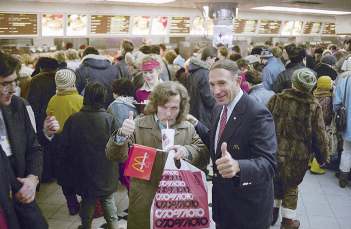 The First McDonald's In Moscow Opened In 1990, And These 27 Pics Show How Insane It All Was