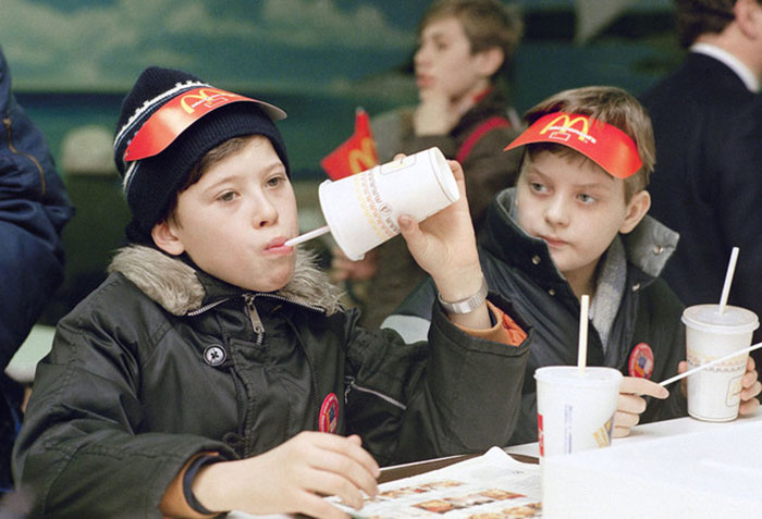The First McDonald's In Moscow Opened In 1990, And These 27 Pics Show How Insane It All Was