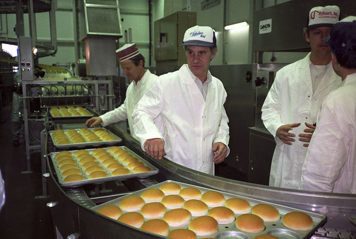 The First McDonald's In Moscow Opened In 1990, And These 27 Pics Show How Insane It All Was