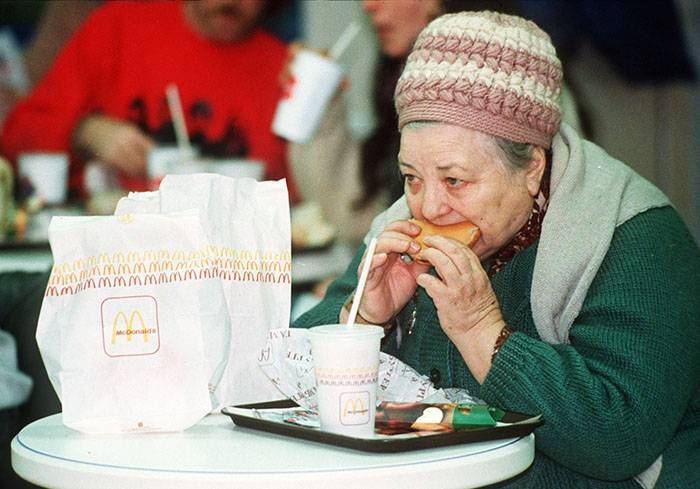 The First McDonald's In Moscow Opened In 1990, And These 27 Pics Show How Insane It All Was The First McDonald's In Moscow Opened In 1990, And These 27 Pics Show How Insane It All Was