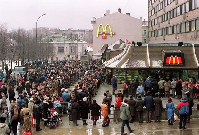 The First McDonald's In Moscow Opened In 1990, And These 27 Pics Show How Insane It All Was