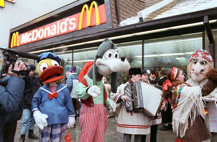 The First McDonald's In Moscow Opened In 1990, And These 27 Pics Show How Insane It All Was The First McDonald's In Moscow Opened In 1990, And These 27 Pics Show How Insane It All Was