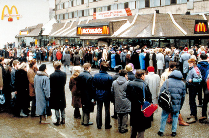 The First McDonald's In Moscow Opened In 1990, And These 27 Pics Show How Insane It All Was The First McDonald's In Moscow Opened In 1990, And These 27 Pics Show How Insane It All Was