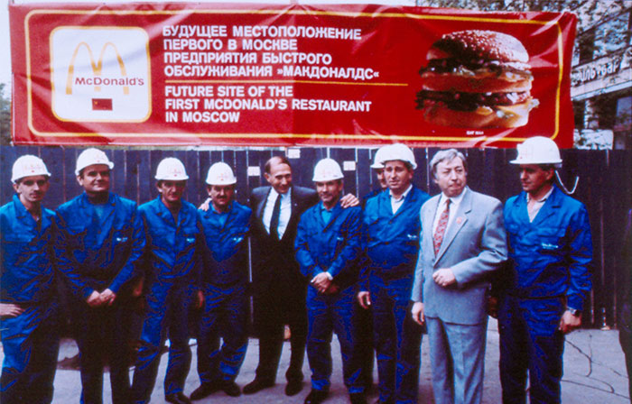 The First McDonald's In Moscow Opened In 1990, And These 27 Pics Show How Insane It All Was The First McDonald's In Moscow Opened In 1990, And These 27 Pics Show How Insane It All Was