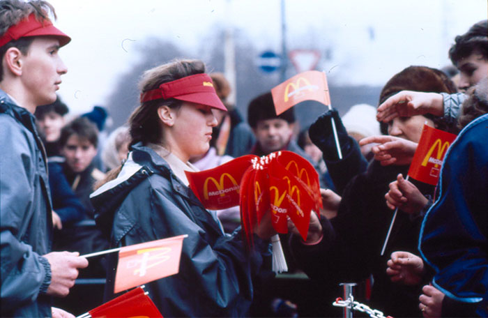 The First McDonald's In Moscow Opened In 1990, And These 27 Pics Show How Insane It All Was The First McDonald's In Moscow Opened In 1990, And These 27 Pics Show How Insane It All Was