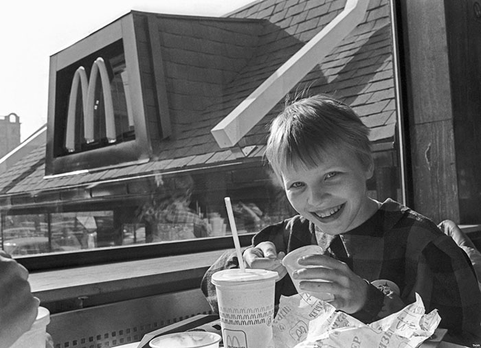 The First McDonald's In Moscow Opened In 1990, And These 27 Pics Show How Insane It All Was