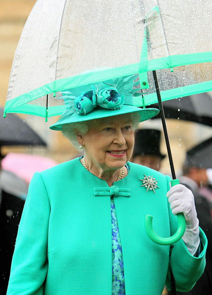 Someone Noticed The Coolest Thing About The Way The Queen Matches Her Outfits, And We Can't Unsee It Someone Noticed The Coolest Thing About The Way The Queen Matches Her Outfits, And We Can't Unsee It
