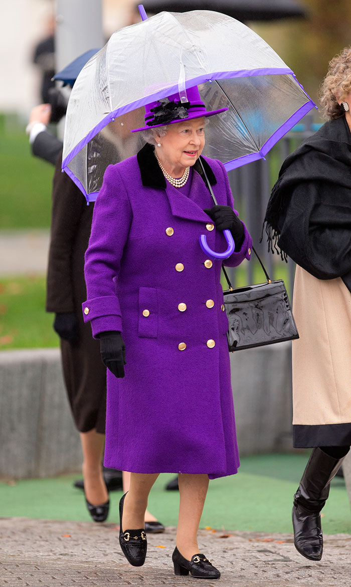Someone Noticed The Coolest Thing About The Way The Queen Matches Her Outfits, And We Can't Unsee It Someone Noticed The Coolest Thing About The Way The Queen Matches Her Outfits, And We Can't Unsee It