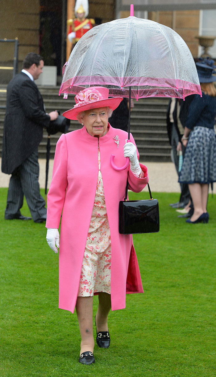 Someone Noticed The Coolest Thing About The Way The Queen Matches Her Outfits, And We Can't Unsee It Someone Noticed The Coolest Thing About The Way The Queen Matches Her Outfits, And We Can't Unsee It