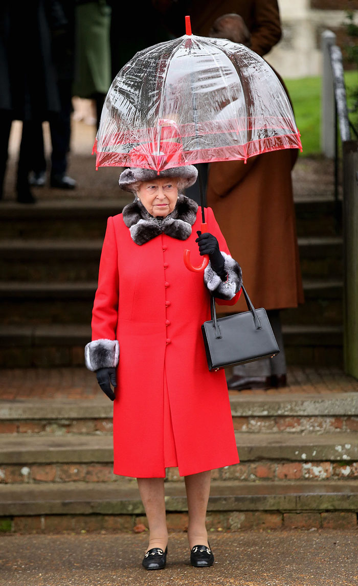 Someone Noticed The Coolest Thing About The Way The Queen Matches Her Outfits, And We Can't Unsee It Someone Noticed The Coolest Thing About The Way The Queen Matches Her Outfits, And We Can't Unsee It
