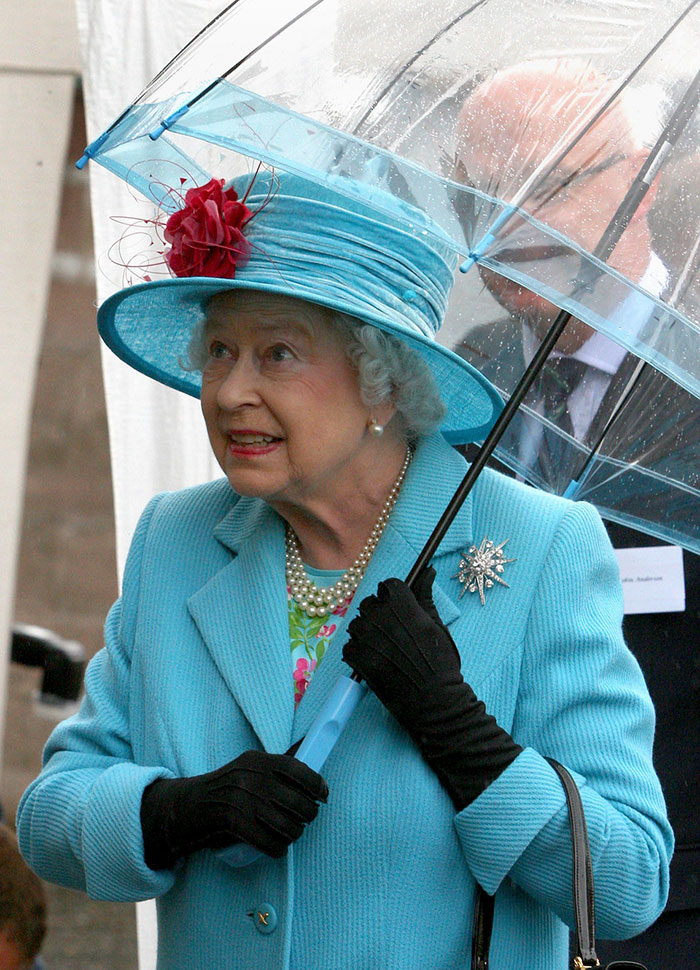 Someone Noticed The Coolest Thing About The Way The Queen Matches Her Outfits, And We Can't Unsee It Someone Noticed The Coolest Thing About The Way The Queen Matches Her Outfits, And We Can't Unsee It