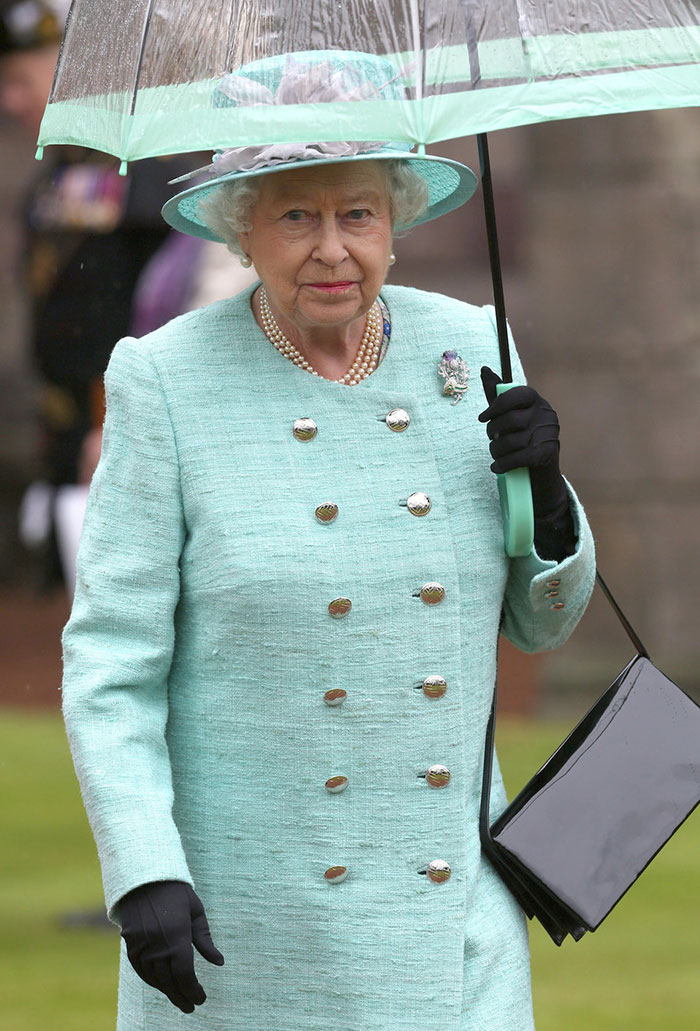 Someone Noticed The Coolest Thing About The Way The Queen Matches Her Outfits, And We Can't Unsee It Someone Noticed The Coolest Thing About The Way The Queen Matches Her Outfits, And We Can't Unsee It