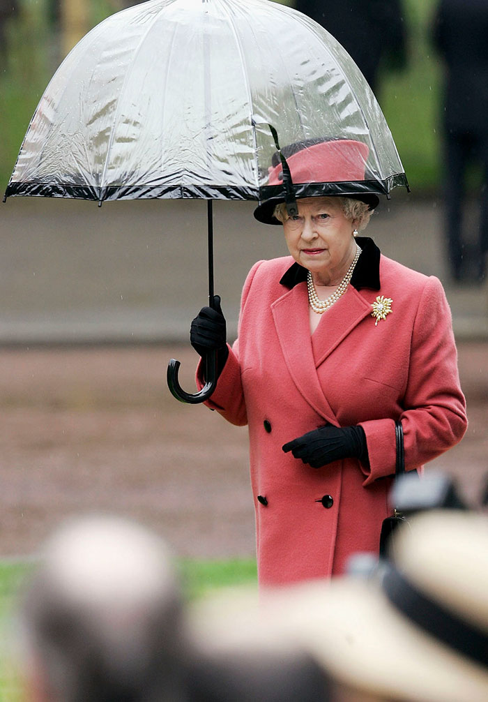 Someone Noticed The Coolest Thing About The Way The Queen Matches Her Outfits, And We Can't Unsee It Someone Noticed The Coolest Thing About The Way The Queen Matches Her Outfits, And We Can't Unsee It