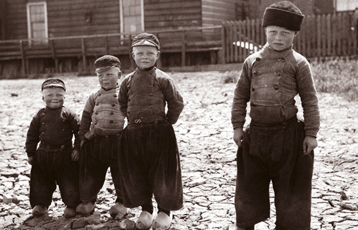 Man Found Photos From Europe In 1904, Revealing How Everything Looked Before Modern Technology