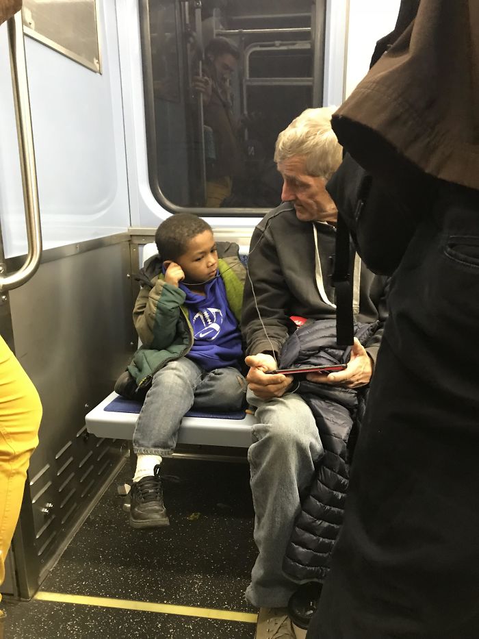 A Stranger Helped Out A Frazzled Mom With Three Kids On A Busy Train By Putting An Earphone In His Ear To Watch A Video