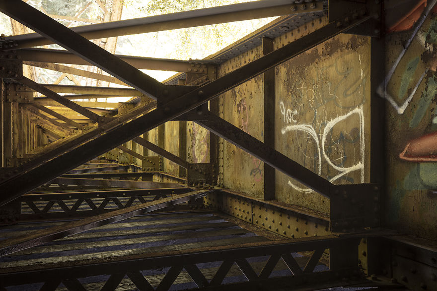 I Transformed A Dirt Road Into A Surreal Workshop Using Foam Boards And Other Props I Transformed A Dirt Road Into A Surreal Workshop Using Foam Boards And Other Props