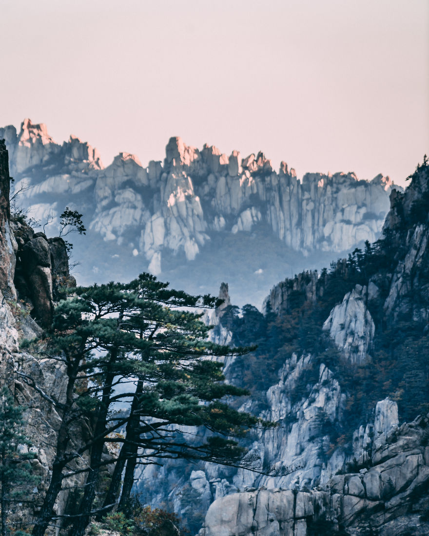 I Went On A Hike At Seoraksan National Park In South Korea And The Fall Foliage Was Incredible