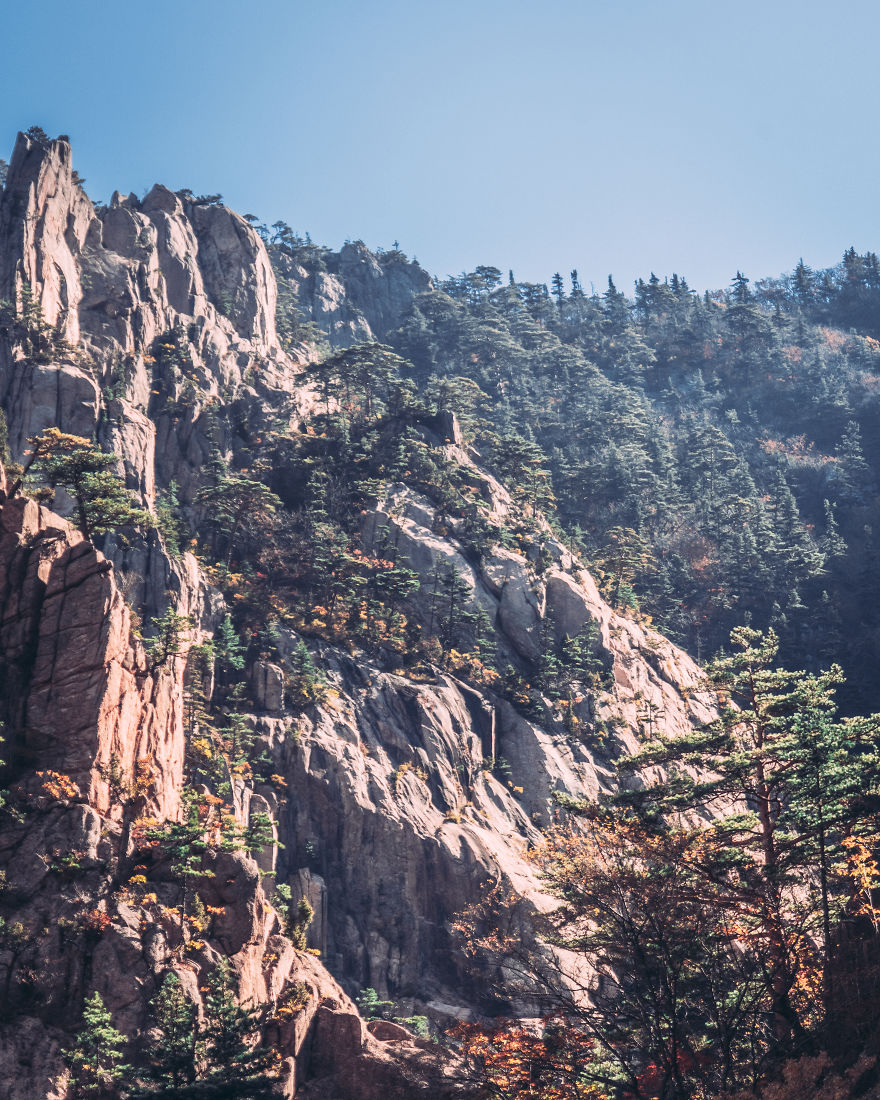 I Went On A Hike At Seoraksan National Park In South Korea And The Fall Foliage Was Incredible