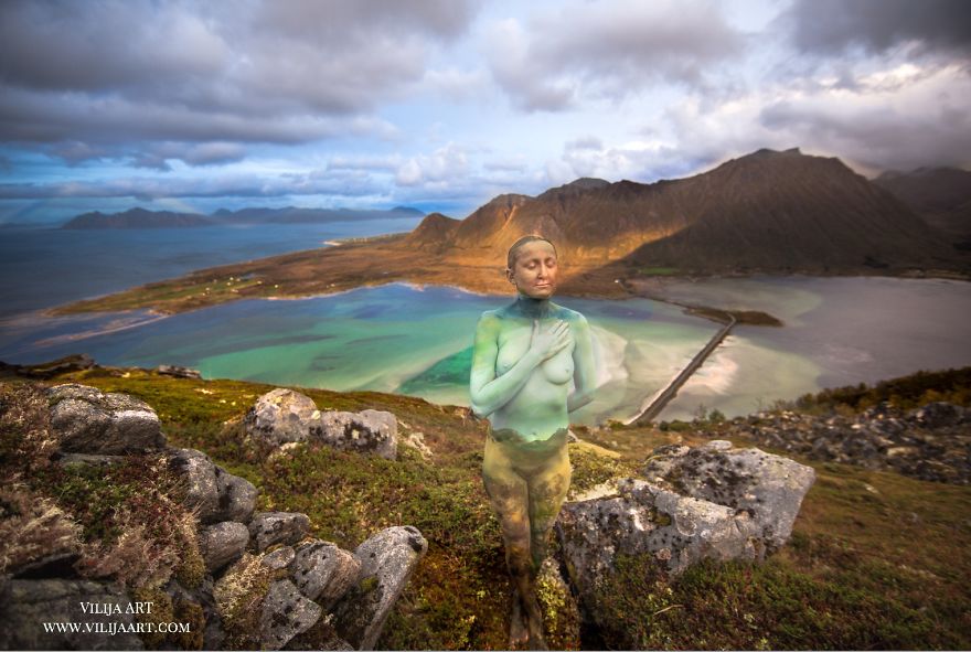 I Make Models Disappear Into Their Surroundings By Painting On Them, And You Will Need To Look Twice I Make Models Disappear Into Their Surroundings By Painting On Them, And You Will Need To Look Twice