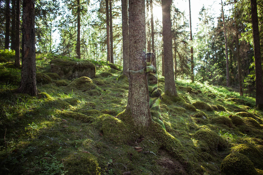 I Make Models Disappear Into Their Surroundings By Painting On Them, And You Will Need To Look Twice I Make Models Disappear Into Their Surroundings By Painting On Them, And You Will Need To Look Twice