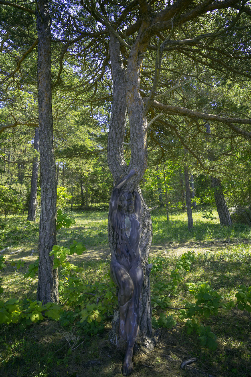 I Make Models Disappear Into Their Surroundings By Painting On Them, And You Will Need To Look Twice I Make Models Disappear Into Their Surroundings By Painting On Them, And You Will Need To Look Twice