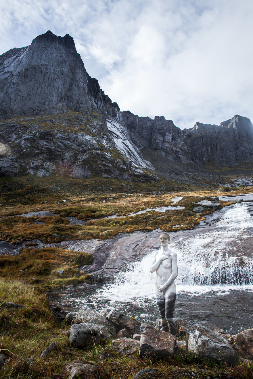 I Make Models Disappear Into Their Surroundings By Painting On Them, And You Will Need To Look Twice I Make Models Disappear Into Their Surroundings By Painting On Them, And You Will Need To Look Twice