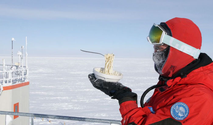 Astrobiologist Tries Cooking In Antarctica At -94ºF (-70ºC), And The Result Will Crack You Up Astrobiologist Tries Cooking In Antarctica At -94ºF (-70ºC), And The Result Will Crack You Up