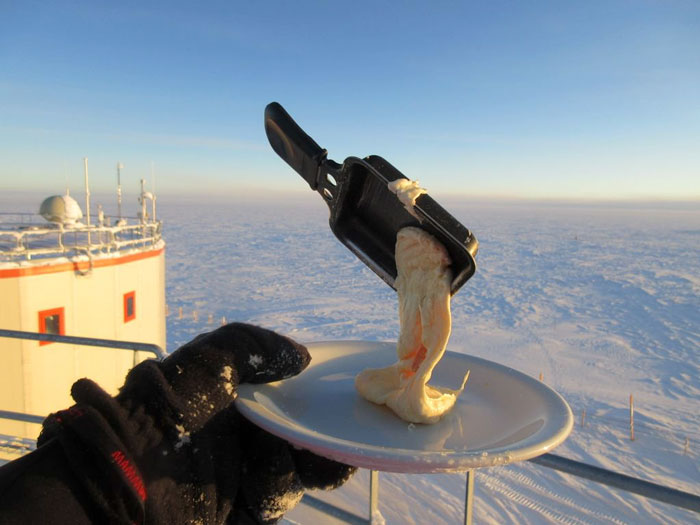 Astrobiologist Tries Cooking In Antarctica At -94ºF (-70ºC), And The Result Will Crack You Up Astrobiologist Tries Cooking In Antarctica At -94ºF (-70ºC), And The Result Will Crack You Up