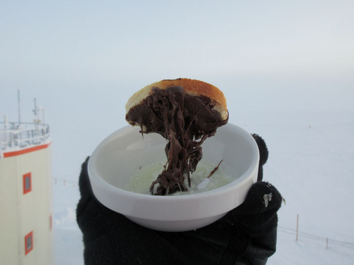 Astrobiologist Tries Cooking In Antarctica At -94ºF (-70ºC), And The Result Will Crack You Up Astrobiologist Tries Cooking In Antarctica At -94ºF (-70ºC), And The Result Will Crack You Up